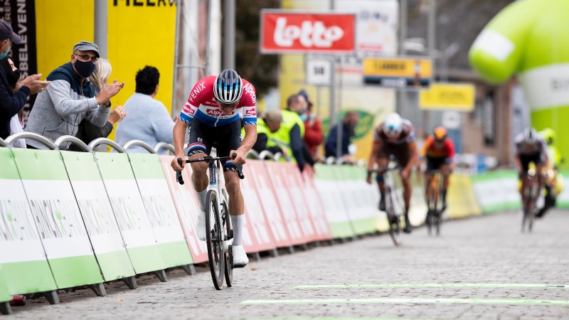 Ritwinst en eindzege voor Van der Poel na indrukwekkende solo