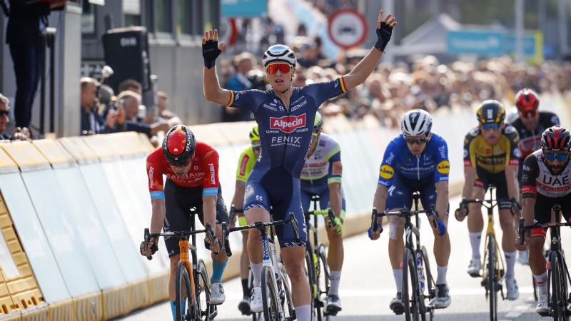 Merlier takes first stage after mesmerising echelon race
